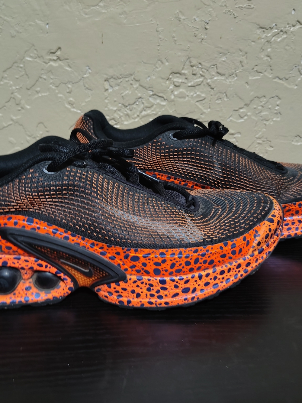 Nike Men's Black and Orange Speckled Athletic Shoes